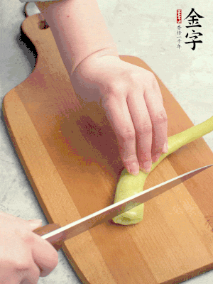 蔥切段，姜切絲，辣椒斜切成塊。