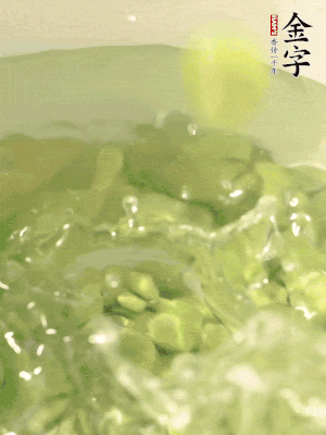 新鮮蠶豆熱水焯水30秒，然后浸入涼水。