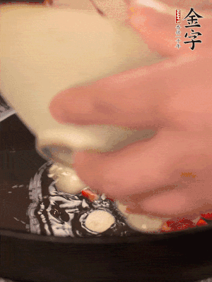 豬油潤鍋，下辣椒、大蒜、火腿片煸香。