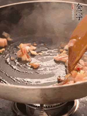 熱油爆香大蒜粒，煸香咸肉丁，淋一勺黃酒調(diào)味。