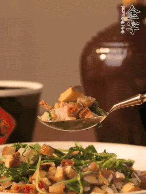 出鍋前嘗味，味淡加點(diǎn)鹽。
