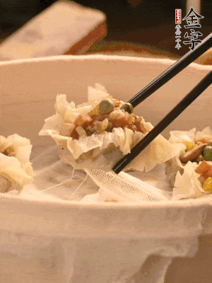 包好的燒賣放在蒸籠上，水開后蒸8分鐘左右。