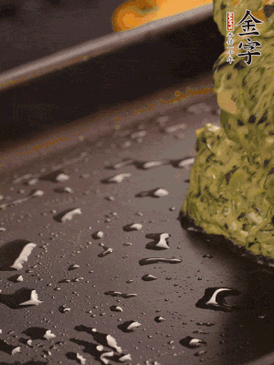 熱鍋擦一下油，下面糊攤平。
