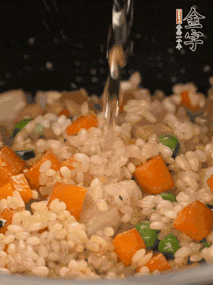 把食材轉(zhuǎn)移到電飯鍋中，倒入點(diǎn)清水，正常煮飯。