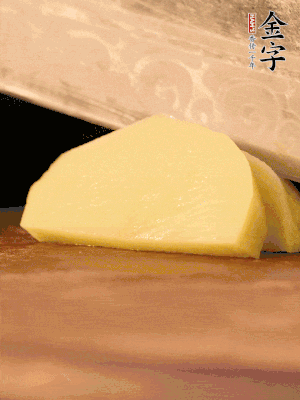 土豆去皮切丁。水開后，放入鍋中煮2-3分鐘，撈出瀝干水分。