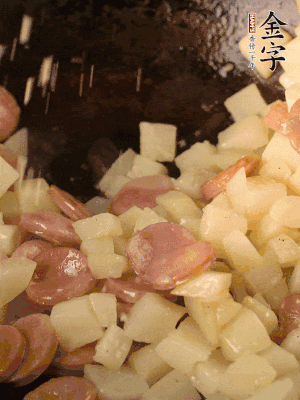 再放烤腸片煎熟。撒點鹽、孜然粉、辣椒面。