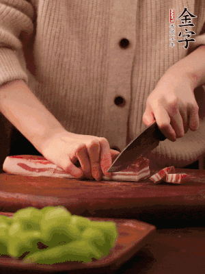 金字淡咸肉切片，冷水入鍋，加姜片、料酒略焯水。同步，五花肉切塊焯水。