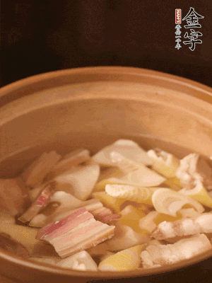 春筍、咸肉、咸肉一起入砂鍋，加姜片、料酒、清水大火煮沸到湯色變白。轉(zhuǎn)小火慢篤半小時(shí)。