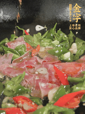 再下蒸炒火腿煸炒，加少許白糖提鮮。