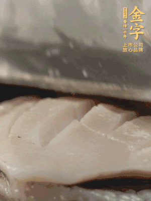 鮑魚用勺子撬出來，去掉內(nèi)臟和牙齒，加面粉、白醋、鹽、啤酒抓一下，清水洗凈，切花刀。