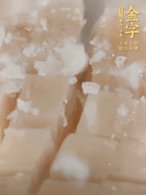 鮑魚中加點鹽、蠔油抓拌一下。