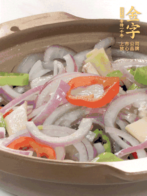 砂鍋底鋪上香菜，放上料頭，再放上焯過水的鮑魚殼。