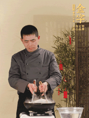 整只土雞冷水下鍋，加蔥姜、料酒焯水，撈出后用溫水清洗干凈。