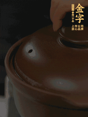 雞、火腿、姜片一起放入砂鍋中，大火轉(zhuǎn)小火燉2小時(shí)。