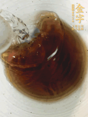 黃酒中加清水、蒸魚豉油、白砂糖混合均勻。