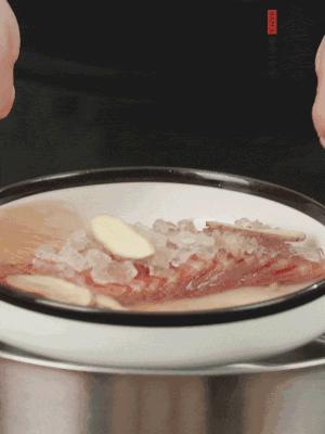 置于盤中，加冰糖100g、黃酒100g、水200g，上鍋蒸20分鐘。