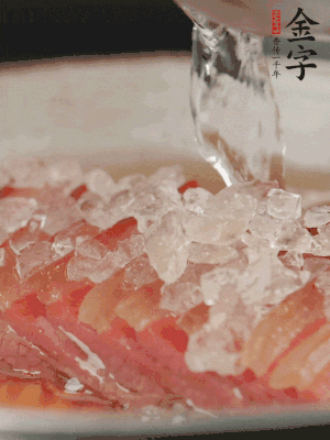 依舊放上冰糖100g、黃酒100g、水200g，鍋中再蒸15分鐘。