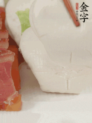 生菜切段，放入荷葉夾。