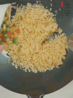 下豌豆粒、胡蘿卜粒、玉米粒。（買現(xiàn)成冷凍的雜菜即可，非常方便）