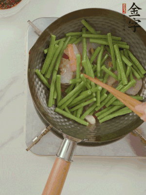 下掰好的缸豆段翻炒，略燜煮。
