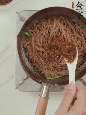 下蕎麥面，淋上少許醬油，加2勺金字火腿大師醬略翻炒即可。