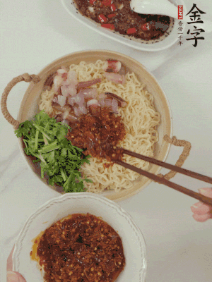 在面上鋪魷魚、香菜、金字火腿大師醬。