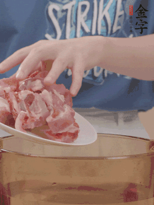 排骨剁小塊，加姜片、料酒沸水下鍋焯水。