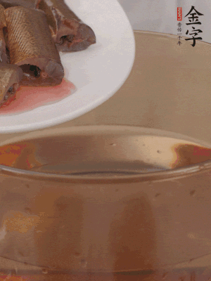 處理干凈的黃鱔段，加姜片、料酒沸水下鍋焯水。撈出用涼水沖洗干凈。