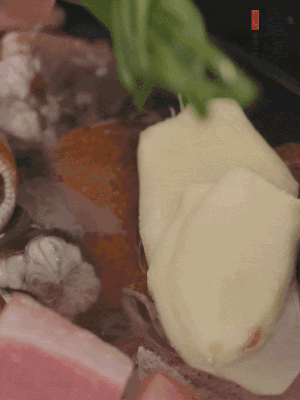 加姜片、蔥結(jié)、料酒。