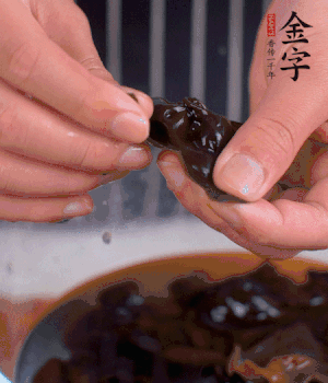木耳冷水泡發(fā)，處理成小塊。（如果是小木耳就不用切了）