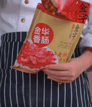 香腸切成斜片，小米辣切成斜片。