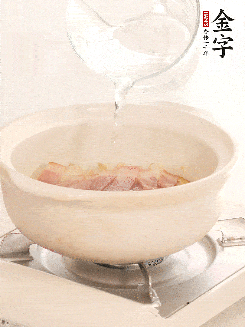 放入火腿片，加開水，再加入豆腐