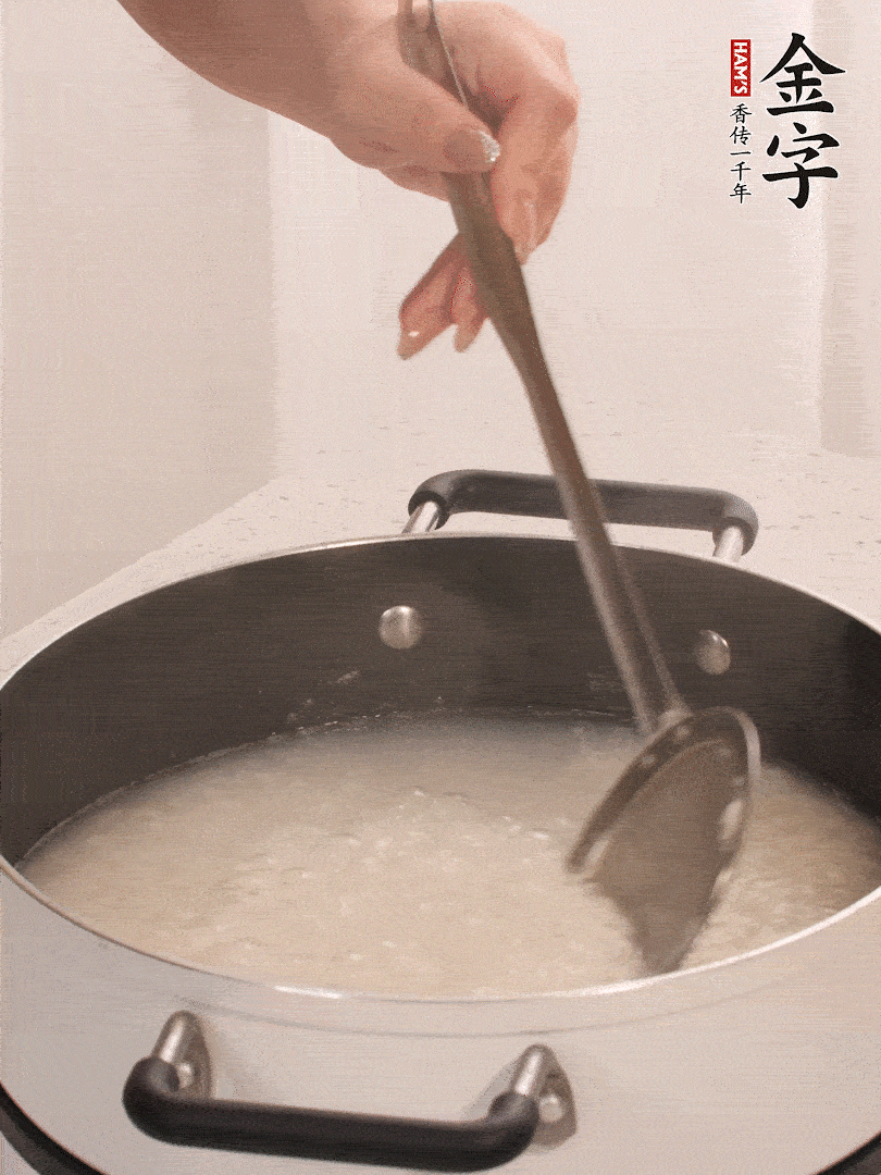 香菇、土豆、胡蘿卜、金字土香腸切小塊。