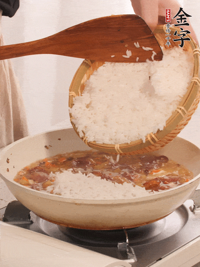 熱鍋燒油，香腸煸出油，加姜片去腥，加土豆、胡蘿卜、香菇翻炒到半熟，隨后加豆角、2小勺鹽、1大勺生抽，煸炒均勻。