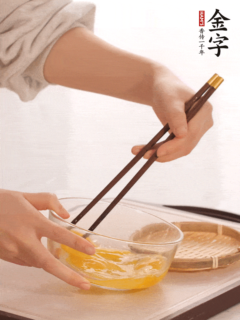 兩顆雞蛋打散。