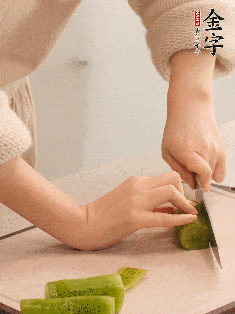 萵筍和白蘿卜用擦絲器擦成細(xì)絲。