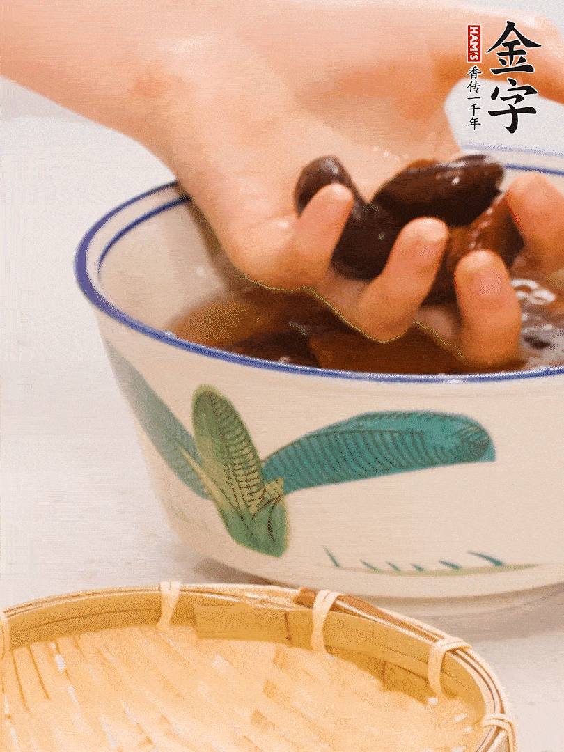 干香菇提前泡發(fā)切片，泡香菇水留著備用。