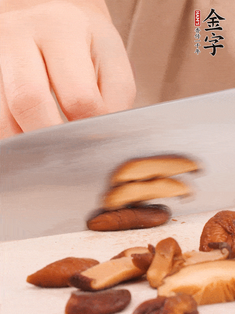 干香菇泡發(fā)，切成小塊。
