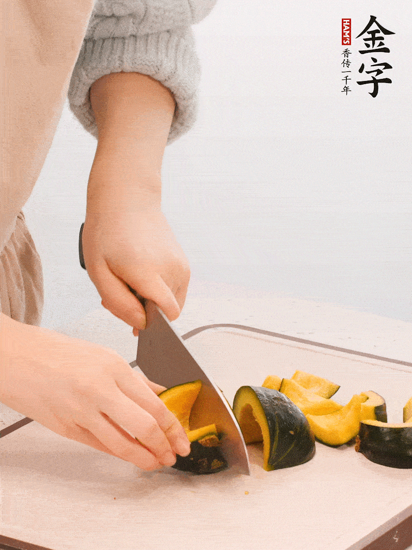 貝貝南瓜切小塊，生姜切成姜絲。