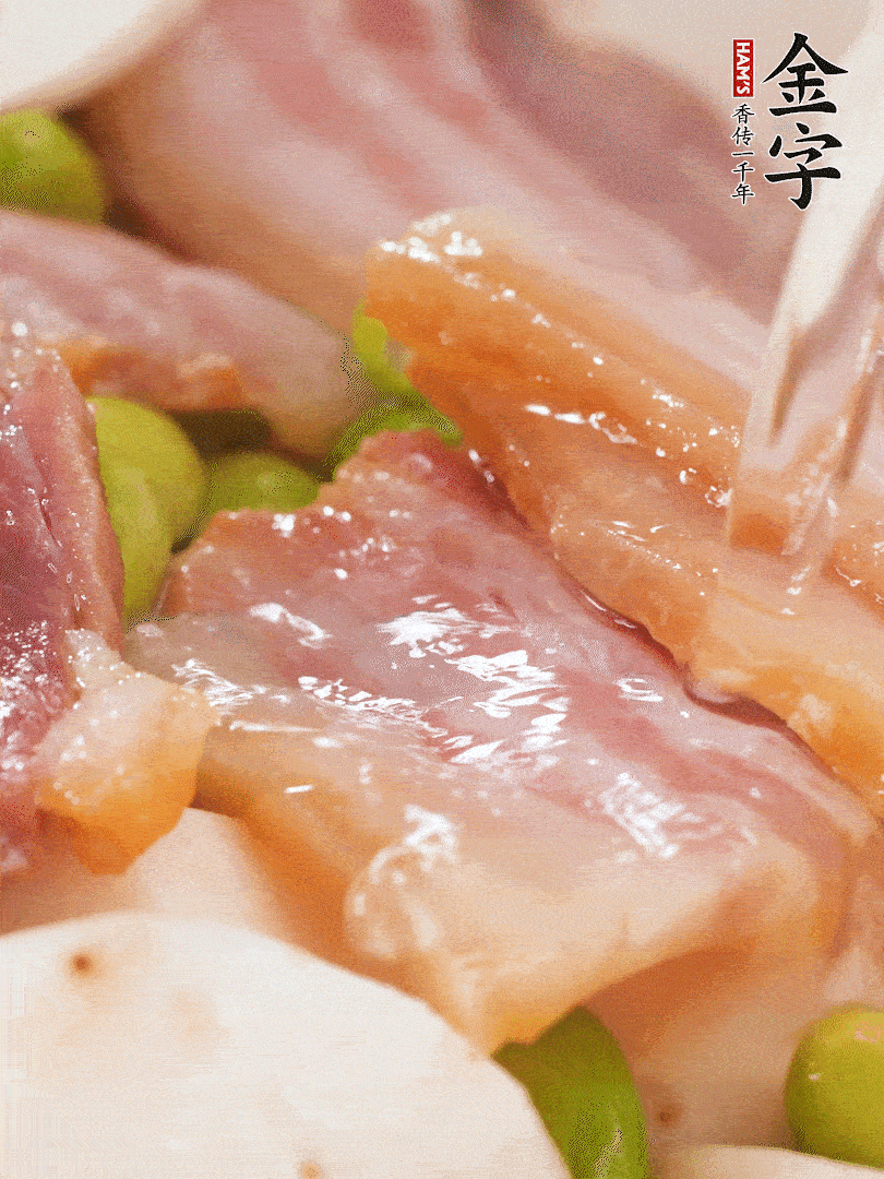 倒入芋艿、熟毛豆，翻炒均勻，加1小碗水煮開(kāi)