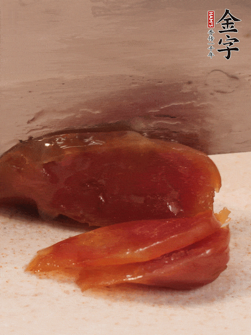 臘腸煮熟后，切薄片