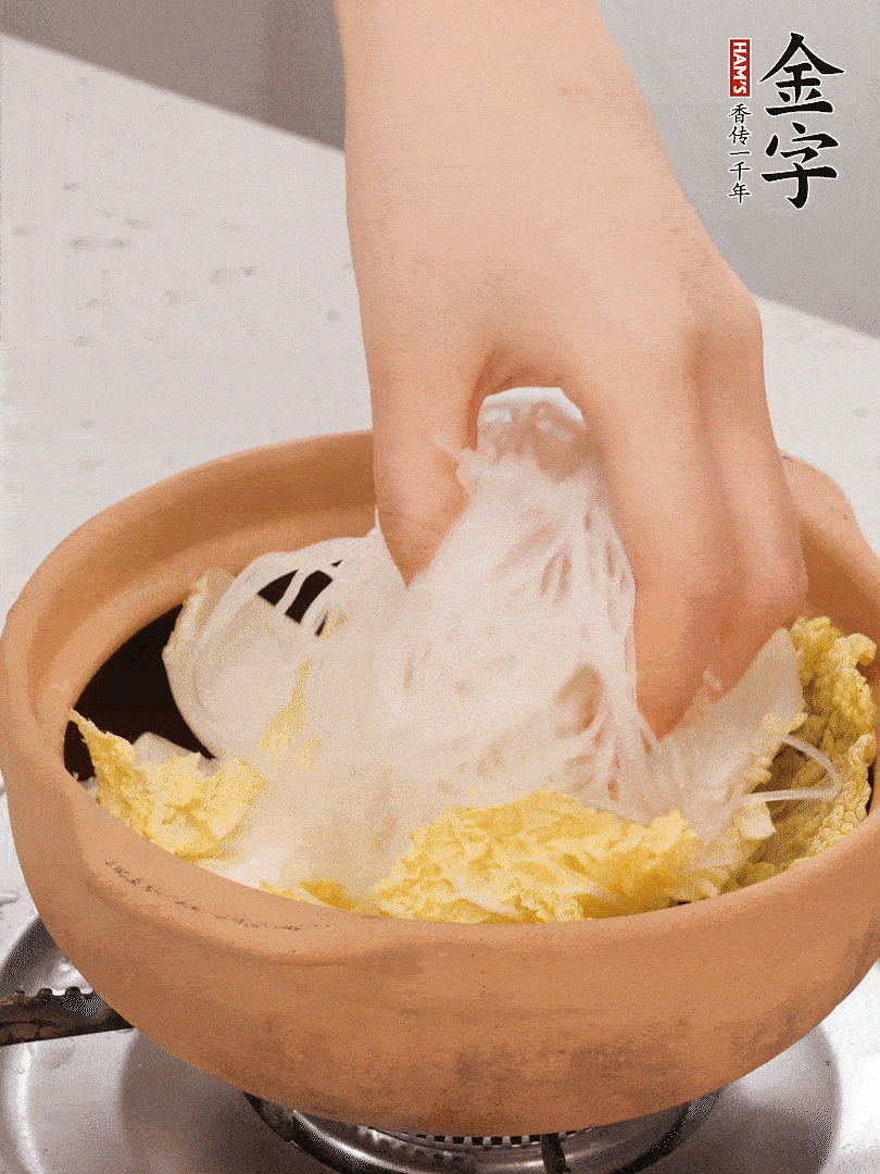 放入提前泡軟的粉絲，蓋上蒜蓉醬汁