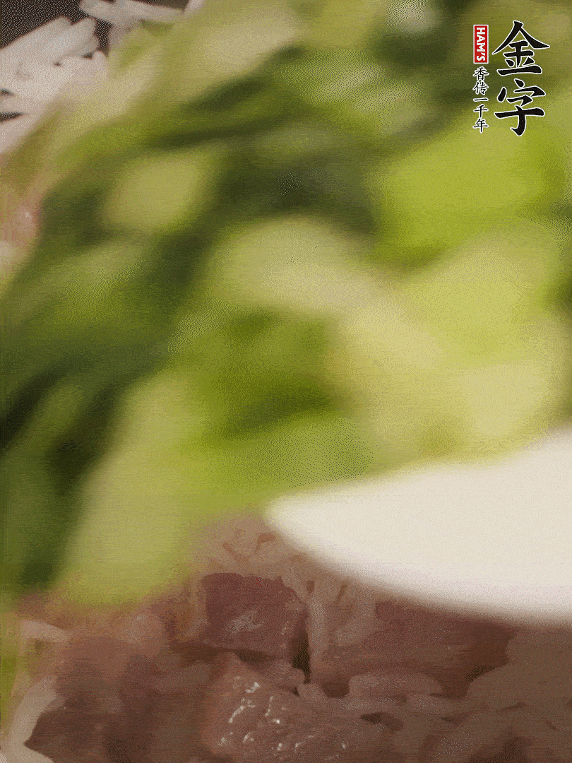 將燜煮好的米飯，倒入炒熟的蔬菜中，翻炒均勻鍆繼續(xù)燜煮5分鐘