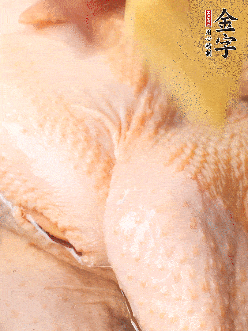 老母雞去頭去尾，斬去雞爪。冷水入鍋，加料酒、蔥姜焯水，煮出浮沫后撈出，用清水洗凈