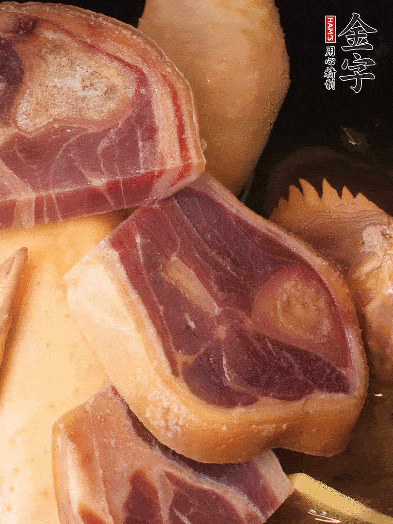 火踵、老母雞加蔥、姜、料酒、清水，大火燒開后轉(zhuǎn)小火，燉1小時