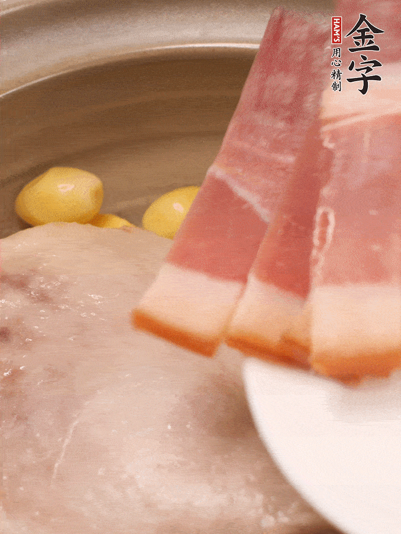 鴨肉、白果、火腿、生姜一起放入砂鍋，清水沒過食材，大火燉煮1小時(shí)
