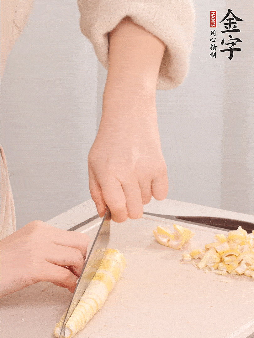 春筍去皮切小塊，焯水2分鐘左右