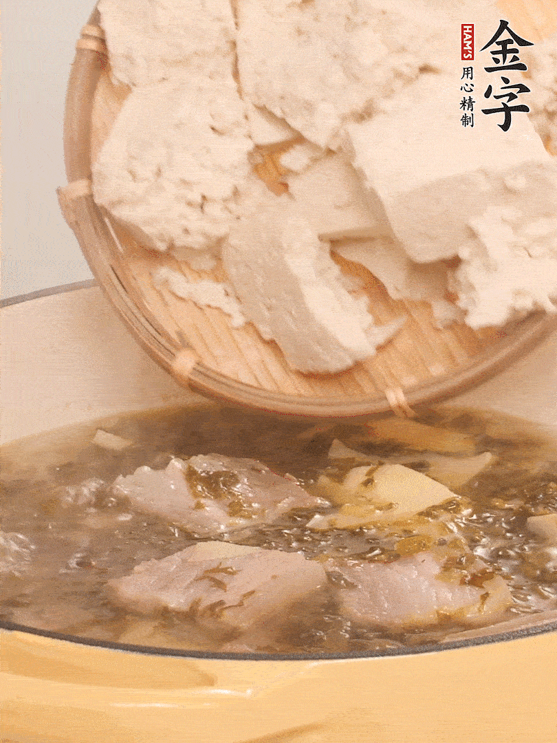 往鍋里加入一倍的水，加豆腐