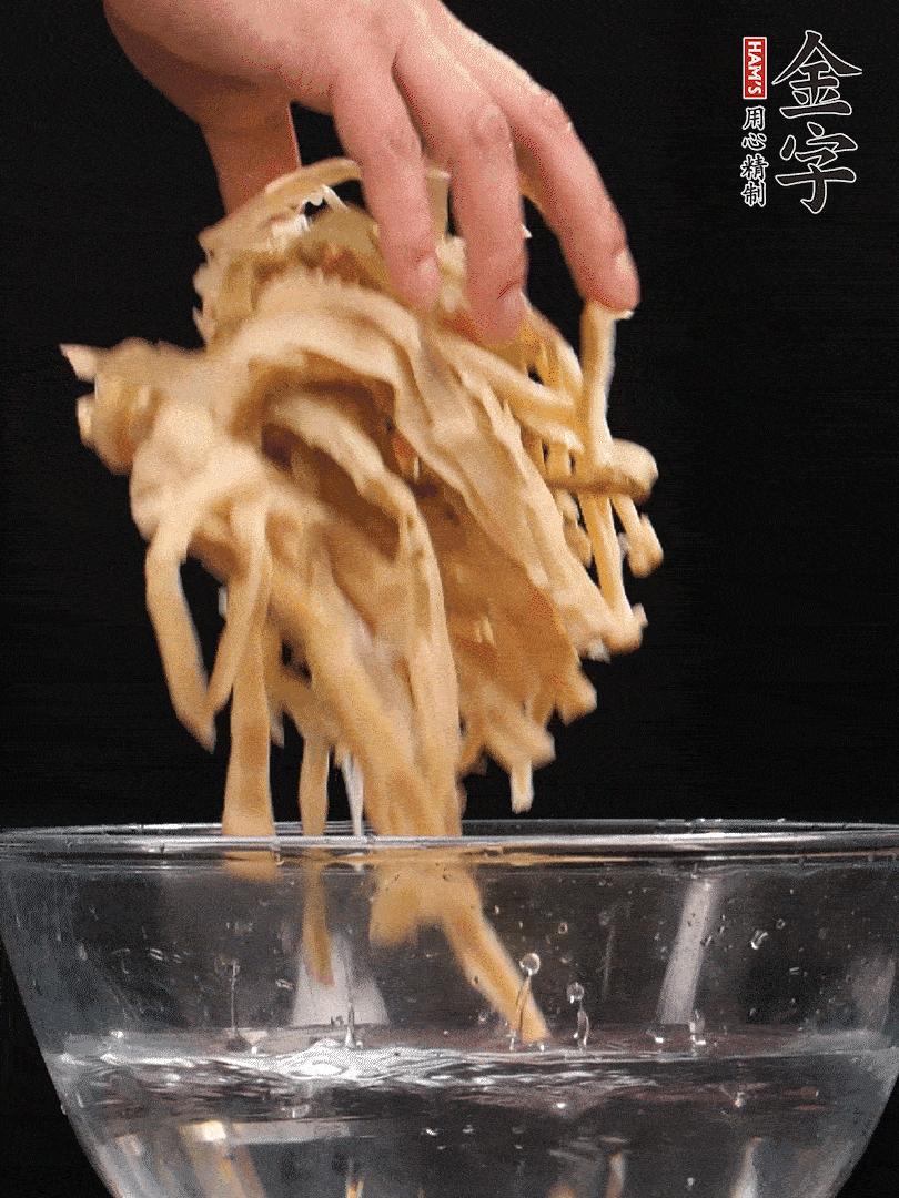 天目山筍干1把，清洗表面鹽分，用手撕成長(zhǎng)條