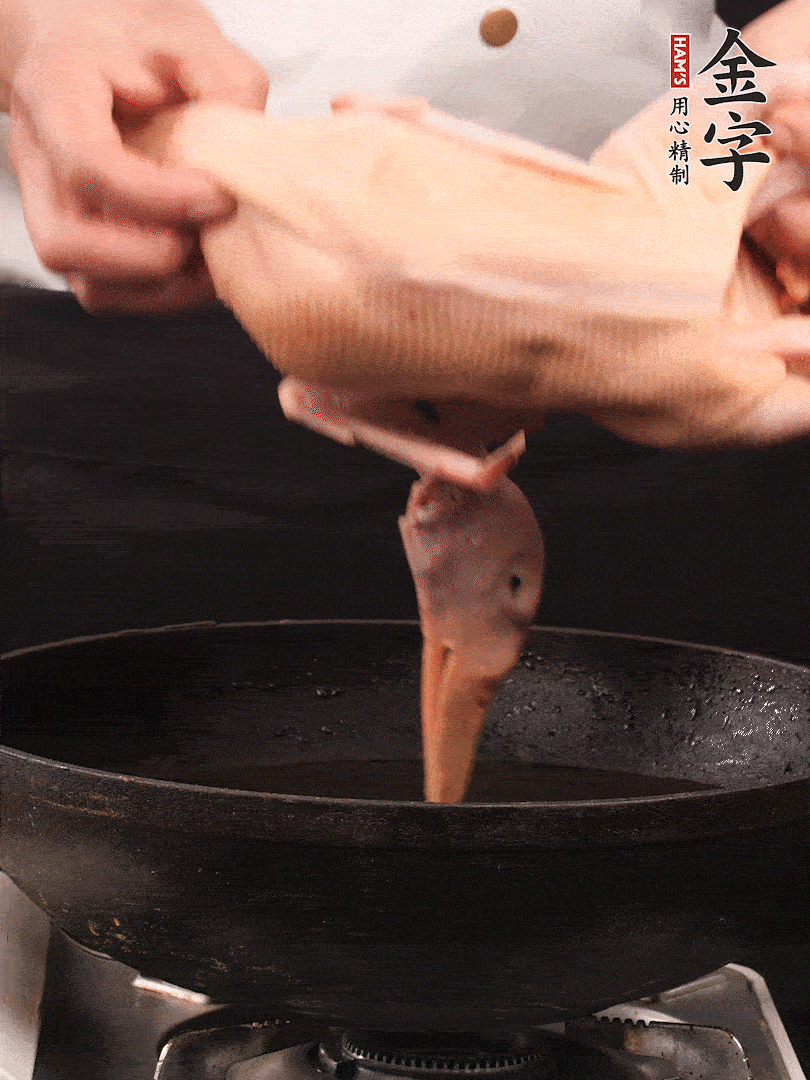 處理干凈的老鴨1只，黃酒小半碗，姜幾片，一起放入冷水，煮沸焯水3分鐘，去除血沫